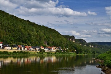 Obraz premium Bad Schandau, Sachsen verspiegelt in der Elbe