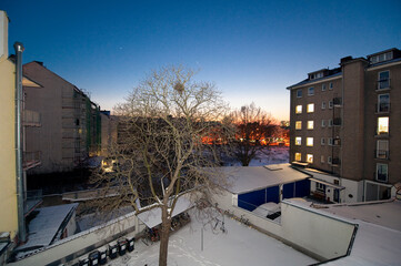 Ein Frankfurter Hinterhof am Abend im Winter