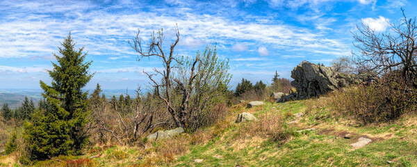 Panoramaansicht des Gipfelplateaus des Großen Feldbergs im Taunus mit dem Wahrzeichen 