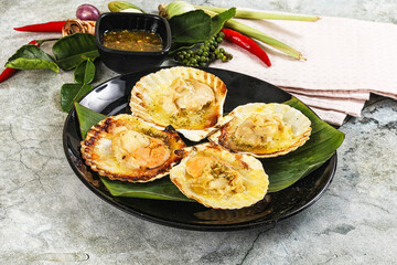 Griiled scallops in shell with cheese