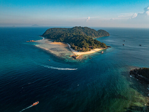 Sweeping Drone View of Redang Island&rsquo;s Beautiful Coastline
