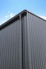 Gouttière rectangulaire aluminium gris anthracite sur la façade