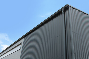 Fototapeta premium Gouttière rectangulaire aluminium gris anthracite sur la façade