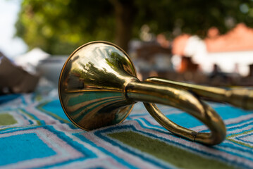 Stary dęty instrument, w kolorze złota, targ staroci Pszczyna.