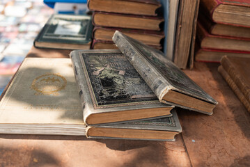 Stare książki, targ staroci Pszczyna. © Elżbieta Kaps