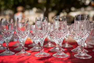 Kryształowe antyczne kieliszki na targu staroci w Pszczynie.  © Elżbieta Kaps