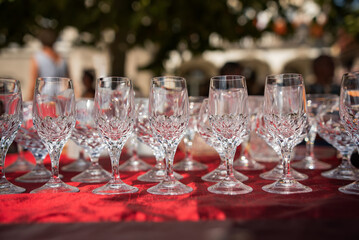 Kryształowe antyczne kieliszki na targu staroci w Pszczynie.  © Elżbieta Kaps