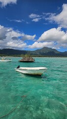 Obraz premium boat on the sea, crystal rock