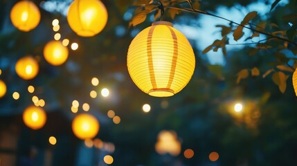 Obraz premium Yellow lanterns hanging in an outdoor evening festival, creating a warm and festive ambiance