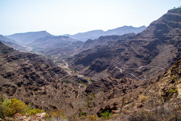 Fototapeta premium Subía al Roque Nublo por Mogan, montaña arida