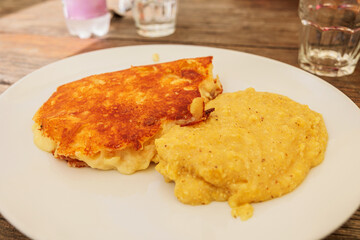 piatto di frico, tipica pietanza del Friuli Venezia Giulia, con polenta