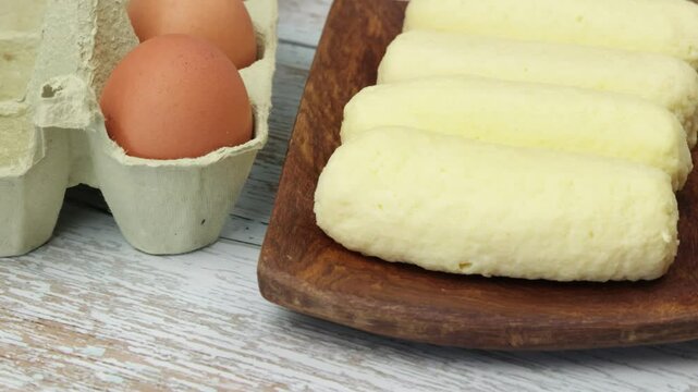 quenelles fraiches, en gros plan, sur une table