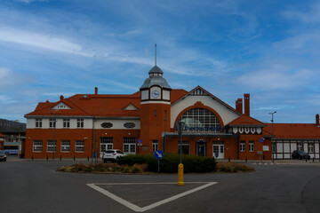 Obraz premium KOLOBRZEG, POLAND 04 01 2024: Railway station building in Kolobrzeg, Poland