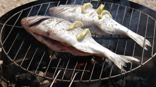 cuisson de deux poissons, dorades au barbecue	