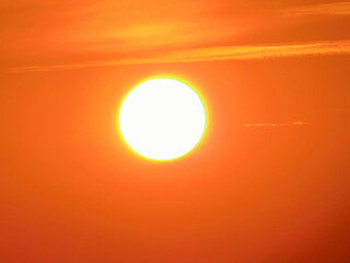 Der Sonnenaufgang über dem Dorf