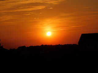 Der Sonnenaufgang über dem Dorf