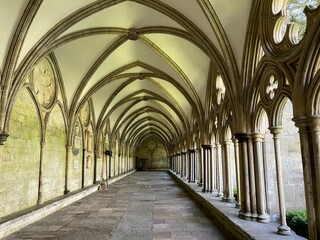 Obraz premium Cloister of the Salisbury Cathedral in Salisbury, England
