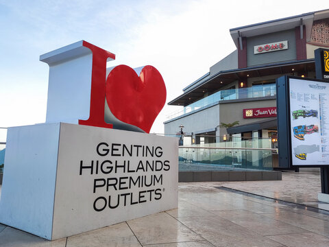 I love Genting Highlands Premium outlets sign in red being display at Genting Hinglands premium outlets.