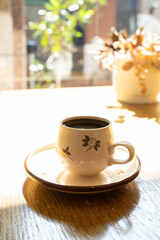 フロムトップ　レトロなカップでコーヒータイム