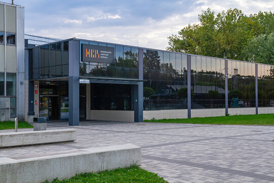 Budynek Centrum Kultury w Nowej Hucie w pochmurny dzień | The building of the Cultural Center in Nowa Huta by cloudy day