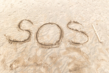 砂浜に書いたSOS文字