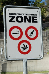 Verbotstafel gegen Suchtmittel, Tamins, Kanton Graubunden, Schweiz