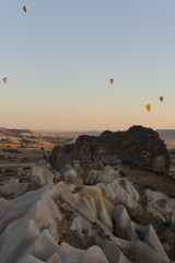 Fototapeta premium Beautiful view of hot air balloons floating in the air at sunrise with clear sky in Cappadocia, Turkey (Türkiye)