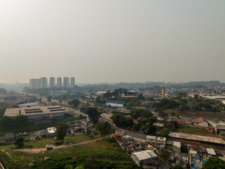 Fototapeta premium imagens aéreas impressionantes da cidade de Osasco, destacando seus principais pontos e oferecendo uma perspectiva única e ampla para valorizar projetos e promover a beleza urbana.