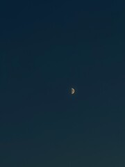 La luna brilla come brillava il mio sorriso, soltanto quando incrociamo te. 