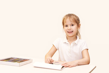 Naklejka premium Child creativity with colored pencils: young artist engaged in drawing and creative expression