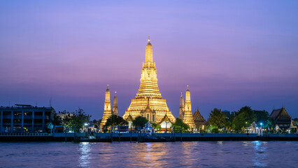 Naklejka premium Pagoda at Wat Arun, a royal temple at Chaopraya river on twilight time, Bangkok, Thailand.