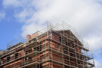 Edificio con andamios metálicos