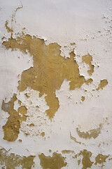 Pintura desconchada en muro blanco
