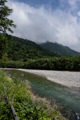 Fototapeta premium 夏の上高地，梓川と河童橋／長野県