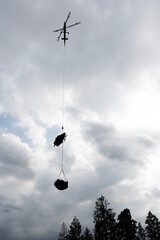 Helikopter transportiert Sturmabfälle, Luzern , Schweiz © tauav