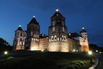 Fototapeta premium Mir Castle on a late summer evening