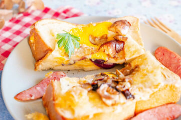 キノコとチーズのバター炒めトースト