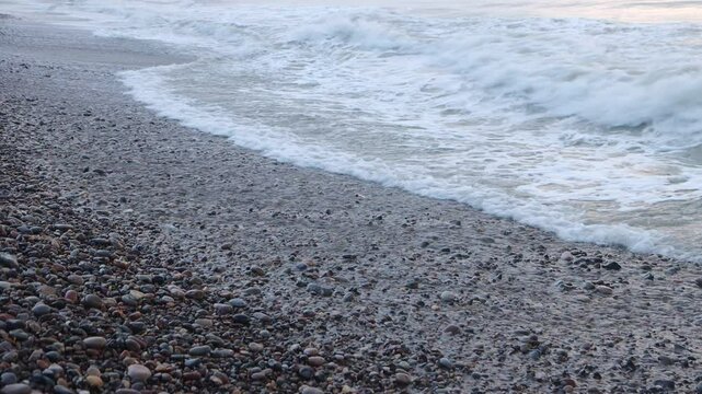 Brandung an der Nordsee Video mit Meeresrauschen und rollenden Steinen.
