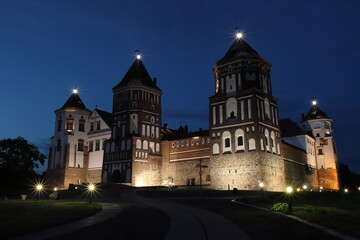 Obraz premium Mir Castle on a late summer evening