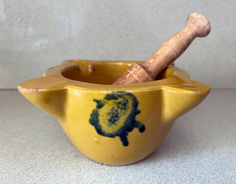 Mortero amrillo y mano de mortero