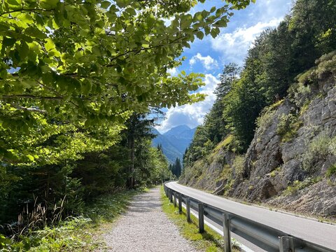  Raibl Lake Trail or Paths for walking and recreation along the lake Lago del Predil - Sentiero del lago di Raibl (Cave del Predil, Italia) ali Sprehajalne poti ob Predilskem jezeru
