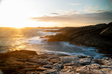 Sonnenuntergnag auf Quiberon an der steilküste mit rauem ozean