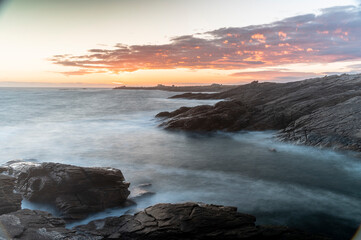 felsküste der cote sauvage auf der halbinsel quiberon in frankreich im sonnenuntergang