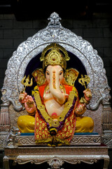 Obraz premium 09 September 2024, Pune, Maharashtra, India, Beautiful sculpture of Lord Ganesh called as Tambdi Jogeshwari Ganpati near ABC chowk, Pune, during Ganesh Utsav Festival 2024.