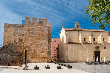 Plaça del Rei mit dem Torre del Pretori o Castell del Rei und der Kirche Església de Natzaret in Tarragona, Spanien.