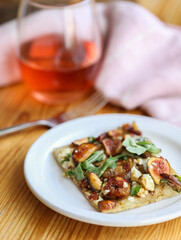 fig flatbread with arugula and cheese