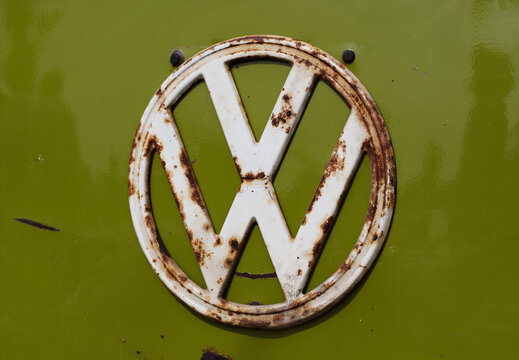 Rostiges VW Logo an einem VW Bulli Oldtimer. Deutschland