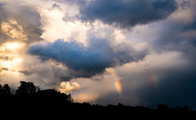 Auftürmende Wolken mit Regenbogen