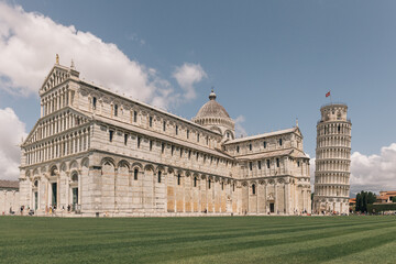 Obraz premium Pisa Cathedral on a sunny day, an Italian historical icon