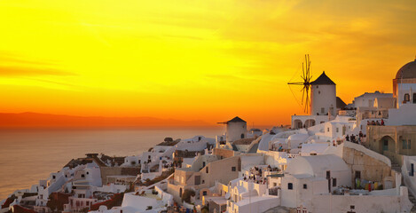 Obraz premium famouse sunset of Oia with windmill, Santorini. HDR